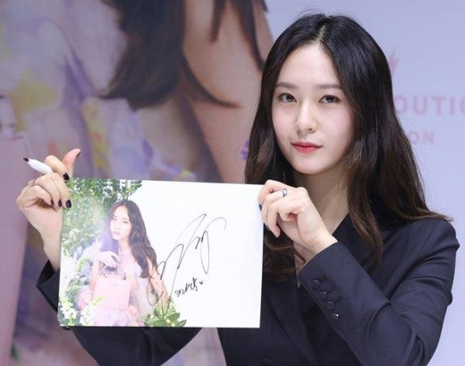 [★패션] 크리스탈, 시크한 블랙원피스룩 '여신미모'