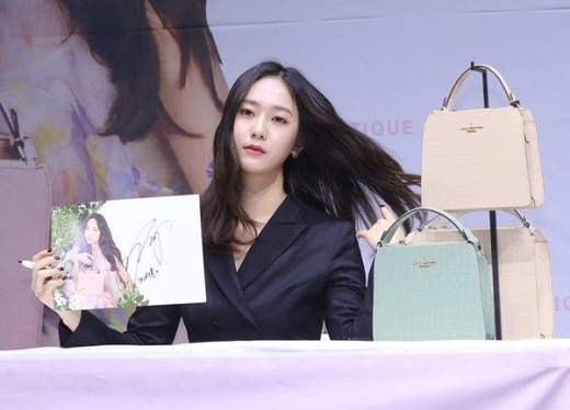[★패션] 크리스탈, 시크한 블랙원피스룩 '여신미모'