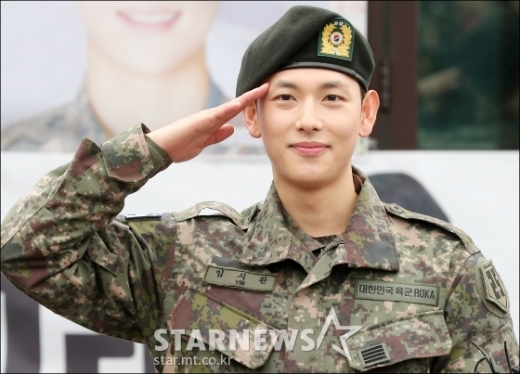 군 복무를 마친 배우 임시완이 27일 오전 경기도 양주시 남면 감악산회관에서 진행된 전역 행사에 참석해 포즈를 취하고 있다. /사진=스타뉴스