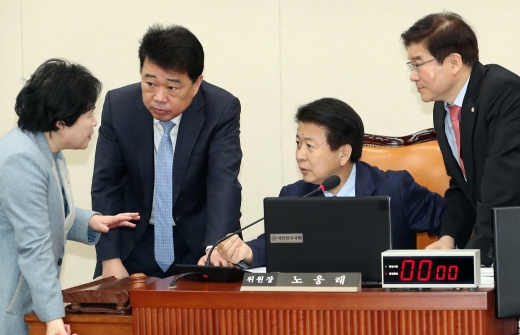 노웅래 국회 과학기술정보방송통신위원장이 지난 14일 서울 여의도 국회에서 열린 과학기술정보방송통신위원회 전체회의에서 여·야 간사들과 이야기를 나누고 있다. 왼쪽부터 신용현 바른미래당 간사, 김성수 더불어민주당 간사, 노 위원장, 김성태 자유한국당 간사. /사진=뉴시스