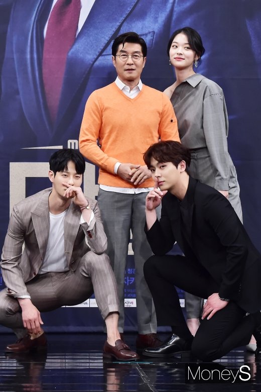 [머니S포토] 더뱅커, '부정부패 우리가 해결합니다'