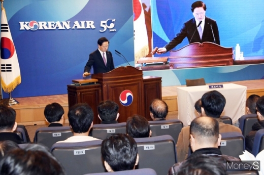 조양호 한진그룹 회장의 대한항공 사내이사 연임 안건 등을 다룬 제57기 대한한공 정기주주총회가 서울 강서구 하늘길 대한항공빌딩에서 진행된 가운데 의장을 맡은 우기홍 대표이사가 의사봉을 두드리며 부결을 알리고 있다. / 사진=임한별 기자