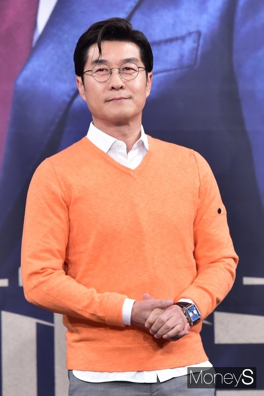 [머니S포토] 더뱅커 김상중, 오렌지 패션의 정석