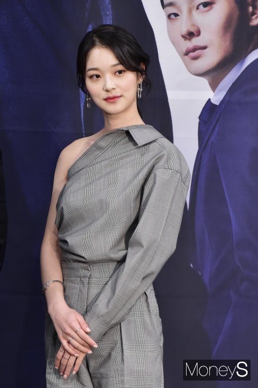 [머니S포토] 더뱅커 신도현, '과감히 드러낸 어께'