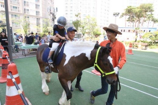 아이들이 아파트 단지에서 승마를 즐기고 있다./사진제공=렛츠런파크 부산경남