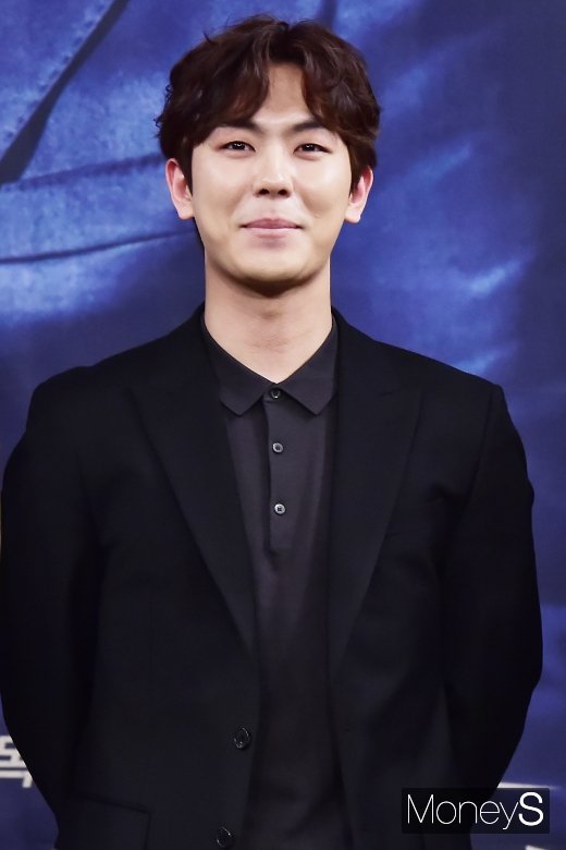 [머니S포토] 웃음 꾹 참는 안우현