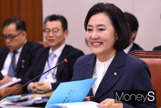 [머니S포토] 미소 짓는 박영선 중기부 장관 후보자