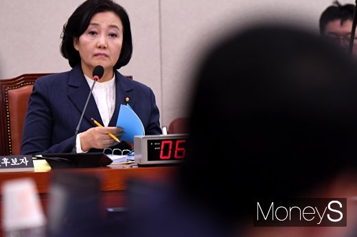 [머니S포토] 질문 듣는 박영선 장관 후보자