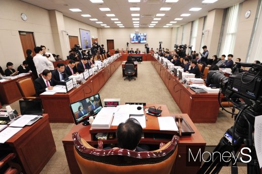 [머니S포토] 박영선 인사청문회, 자료제출 문제로 여야공방