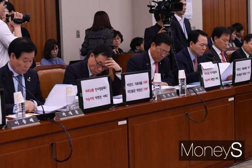 [머니S포토] 박영선 청문회, 자료제출 공방