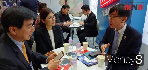/ 공정위 김상조 위원장이 최근 삼성동 코엑스에서 진행된 프랜차이즈 산업박람회에서 공정거래 가맹사업분야를 설명하고 있다. (사진=강동완 기자) @머니S MNB, 식품 외식 유통 · 프랜차이즈 가맹 & 유망 창업 아이템의 모든 것
