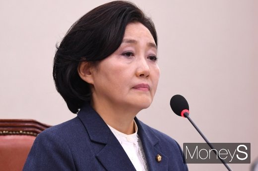 [머니S포토] 생각에 잠긴 박영선 장관 후보자