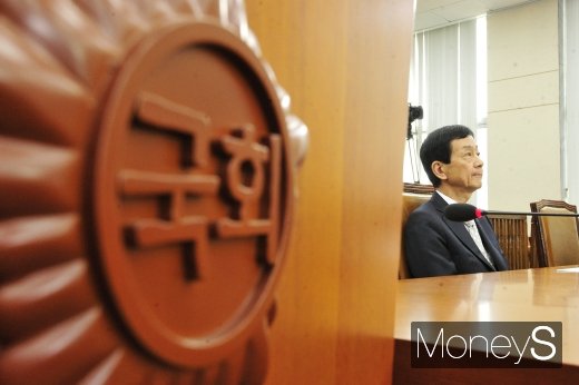 [머니S포토] 생각에 잠긴 진영 행안부 장관 후보자