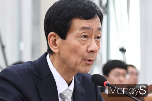 [머니S포토] 인사청문회 질의에 답변하는 진영 후보자