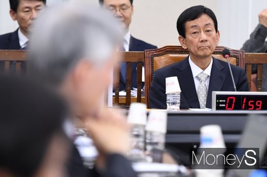 [머니S포토] 질문 듣는 진영 장관 후보자