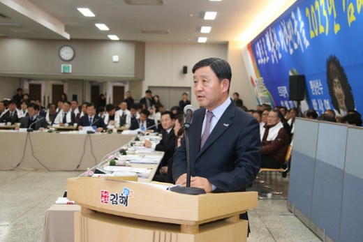 지난해 12월20일 대한체육회 전국체전위가 실사를 위해 김해시를 방문했을때 허성곤 김해시장이 유치 당위성을 설명했다./사진제공=김해시