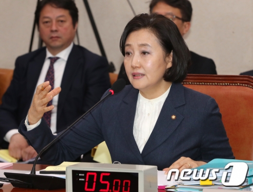 박영선 중소벤처기업부장관 후보자가 27일 서울 여의도 국회 산업통상자원중소벤처기업위원회 전체회의장에서 발언을 하고 있다. /사진=뉴스1 