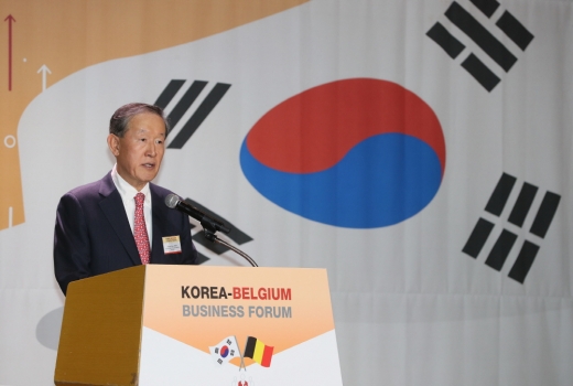 전경련은 벨기에경제인연합회와 공동으로 27일 전경련회관 컨퍼런스센터에서 양국 정부·기업인 관계자 120여명이 참석한 가운데 필리프 벨기에 국왕을 초청해 '한-벨기에 비즈니스 포럼'을 개최했다. 허창수 전경련 회장이 인사말을 하고 있다. / 사진=전국경제인연합회