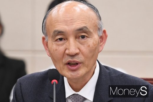 [머니S포토] 안경을 벗고 답변하는 조동호 후보자