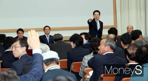 김영록 전라남도지사가 27일 오후 광양시청에서 열린 광양시민과의 대화에서 손을 든 시민들 중 질문자를 지명하고 있다./사진=전남도 제공