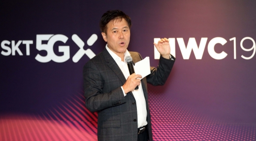 박정호 SK텔레콤 사장이 지난 2월 스페인 바르셀로나에서 열린 MWC에서 5G의 비전에 대해 설명하고 있다. /사진=뉴시스