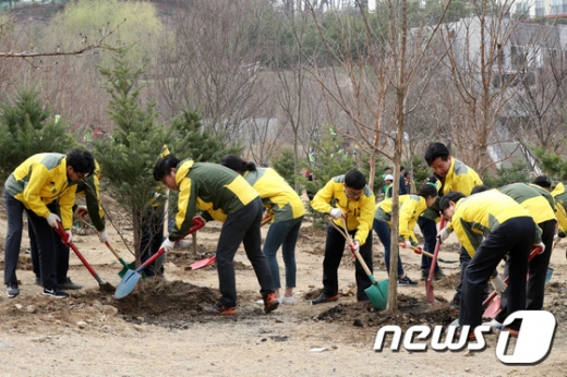 식목일을 일주일여 앞둔 27일 오후 경기도 수원시 영통구 광교 호수공원에서 열린 '제74회 식목일 기념 나무심기행사'에서 시민들이 나무를 심고 있다. / 사진제공=수원시