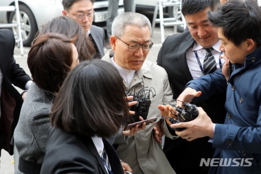 김성태 자유한국당 의원의 딸을 비롯해 총 6명의 KT 부정채용에 연관된 혐의를 받는 서유열 전 KT홈고객부문 사장이 27일 오전 서울 양천구 서울남부지방법원에서 열린 구속 전 피의자 심문(영장실질심사)에 출석하고 있다. /사진=뉴시스 