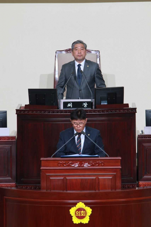 경기도의회 기획재정위원회 소속 김경호 의원(더불어민주당, 가평)이 27일 경기도의회 제334회 도정질문에서 경기도 낙후지역에 대한 지원확대를 촉구했다. / 사진제공=경기도의회
