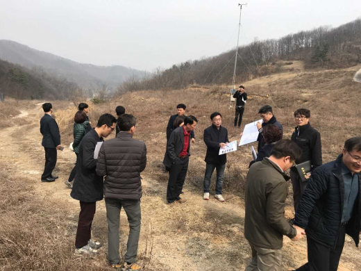 연천군은 고능리 폐기물처리사업계획을 검토하기 위한 T/F팀 현장회의가 27일 전곡읍 고능리 사업지에서 개최했다. / 사진제공=연천군