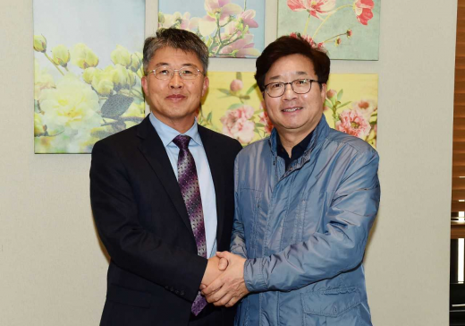 염태영시장(오른쪽)과 최기주 위원장이 손을 맞잡고 있다. / 사진제공=수원시