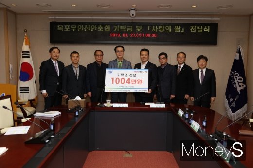 지난 27일 목포·무안·신안축협은 신안군청을 방문해 지역인재육성을 위해 (재)신안군장학재단에 장학금 1004만원과 소외계층을 위한 사랑의 쌀 1004포대를 (재)신안군복지재단에 기부하고 있다./사진=신안군 제공