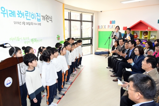▲ 성남시 국공립 ‘위례어린이집’ 개원식 때 원아들 노래 공연 중. / 사진제공=성남시