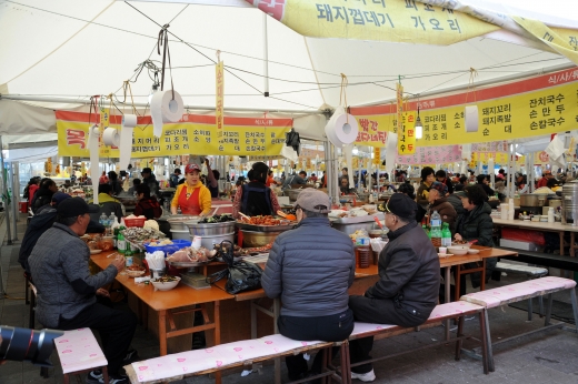 모란민속5일장터 안 점포. / 사진제공=성남시
