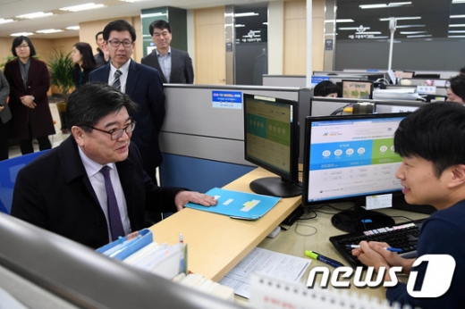 김용진 기획재정부 차관이 내일배움카드 발급 시연을 하고 있다. /사진=뉴스1