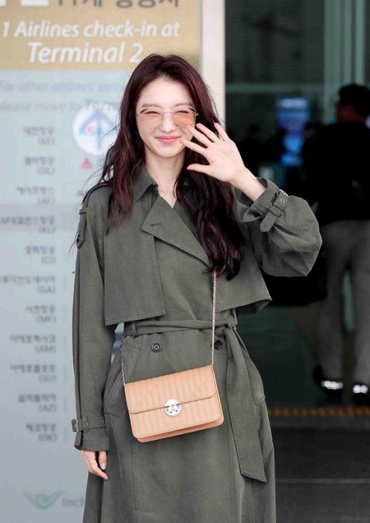 [★공항패션] 장희진, 시크한 트렌치코트룩… 
