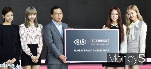 [머니S포토] 2019 기아차 부스에 등장한 여신 블랙핑크