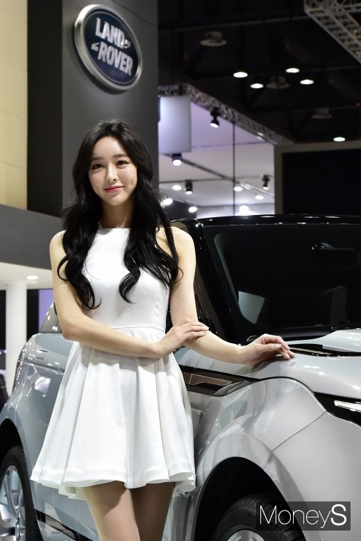 [머니S포토] 랜드로버 부스 앞 포즈 취하는 순백의 모델