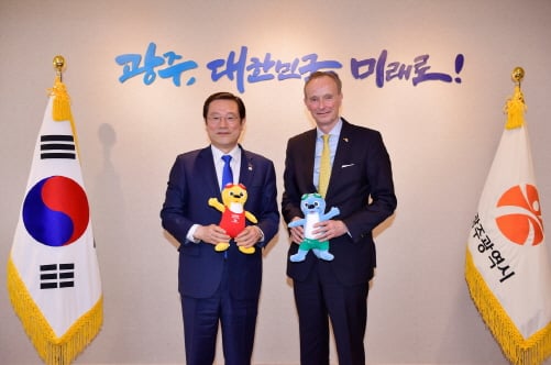 ▲이용섭 광주광역시장이 27일 오후 시청 3층 접견실에서 슈테판 아우어(Stephan Auer) 주한 독일대사와 접견을 마친 뒤 광주세계수영선수권대회 마스코트인 '수리달이' 인형을 들고 기념촬영을 하고 있다./사진제공=광주광역시