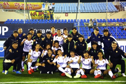 지난 27일 FA컵 전남전 승리 후 단체사진/사진제공=광주FC
