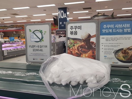 이마트 가양점에 비치된 비닐 모습/사진=머니S @머니S MNB, 식품 외식 유통 · 프랜차이즈 가맹 & 유망 창업 아이템의 모든 것