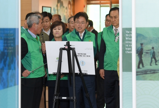 지난 27일 열린 청도군 현장간담회 이후 방문한 새마을운동 기념공원에서 이철우 도지사(사진 앞줄 세번째)가 현안을 설명 듣고 있는 모습. /사진=경상북도 제공.
