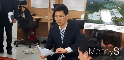 ▲서은수 전남도 농축산식품국장이 28일 오전 전남도청 기자실에서 고흥만 간척지 일원이 농림축산식품부 스마트팜 혁신밸리 조성사업 2차 공모에서 사업대상지로 최종 선정됐다고 밝히고 있다. /사진=홍기철