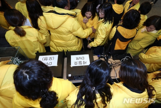 세월호 특조위. 28일 오전 서울 중구 포스트타워 대회의실에서 가습기 살균제 사건과 4.16세월호참사 특별조사위원회가 주최한 '세월호 CCTV 조사 중간 발표' 종료 후 장훈 세월호 가족협의회 운영위원장과 유가족들이 입장 발표에 앞서 DVR(디지털영상 저장장치)을 살펴보고 있다. /사진=뉴시스