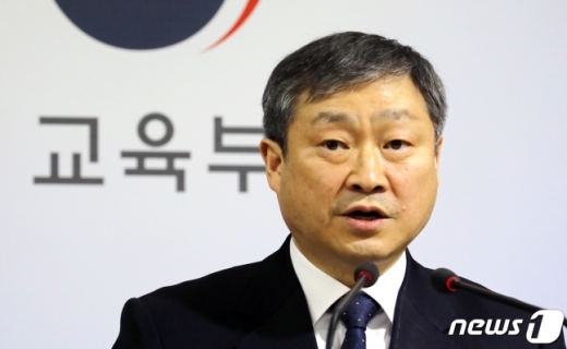 박백범 교육부 차관이 28일 정부세종청사 교육부 브리핑실에서 기초학력 지원 내실화 방안 브리핑을 하고 있다. 교육부는 단위학교별 기초학력 진단에 따라 맞춤형 지도를 실시하고 초등학교 저학년의 집중 지원으로 평등한 출발선을 보장, '기초학력 보장법' 제정으로 국가, 시·도, 학교의 책무성을 강화하겠다고 설명했다. /사진=뉴스1