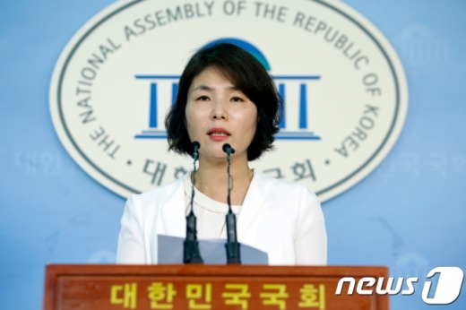 김의겸 청와대 대변인의 '부동산 논란'이 거세지자 이를 비판하는 논평을 낸 전희경 자유한국당 대변인. /사진=뉴스1