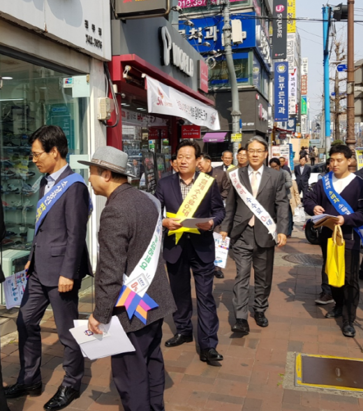 김석기 경남도 서부지역본부장, 김진부·성연석·장규석 경남도의원과 이향래 경남도 서부권개발국장, 정재민 진주부시장, 안인갑 진주소상공인연합회 부회장 등이 ‘제로페이 경남’의 결제 시연을 하고 서부경남 지역 사용 확산을 홍보했다./사진제공=경남도