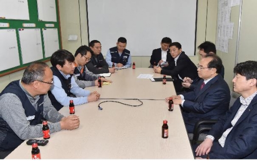 지난 28일 오후 1시30분경 현장을 찾은 오시장이 르노삼성자 노동조합 사무실을 방문하여 노측의 입장을 청취했다./사진제공=부산시