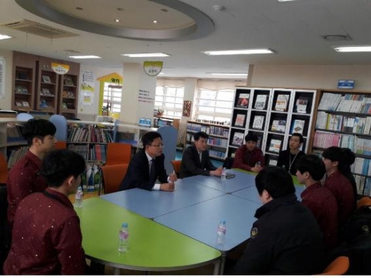 권병태 부산병무청장이 동암학교 사회복무요원들의 애로 및 건의사항을 청취했다./사진제공=부산병무청