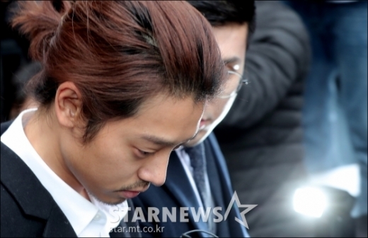 성관계 동영상 불법 촬영 및 유포 혐의로 구속된 가수 정준영이 29일 서울 종로경찰서에서 서울지방검찰청으로 송치되고 있다. /사진=스타뉴스