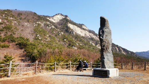 해발 525m에 세워진 백두대간 하늘재 정상석. /사진=한국관광공사